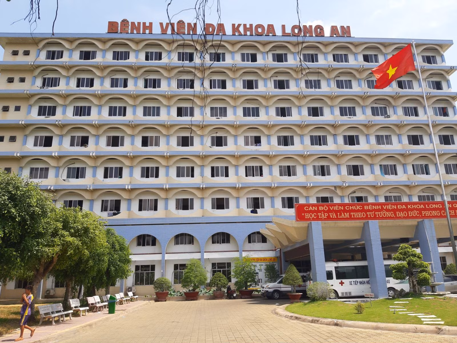 Giả làm bệnh nhân, 6 đối tượng vào khoa cấp cứu đập phá tìm người -0