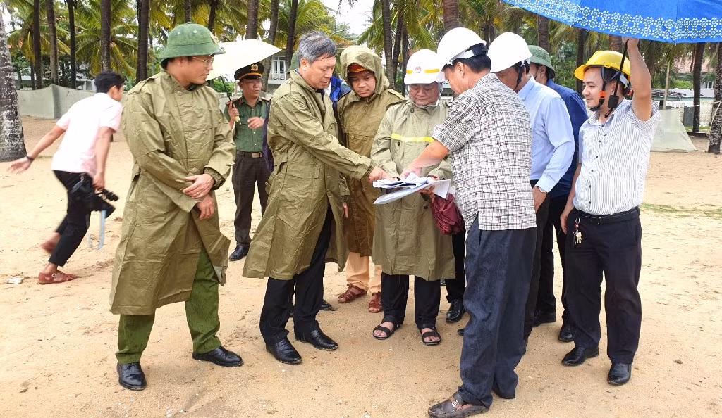 Hội An: Gia cố bờ biển Cửa Đại, chống đỡ để bảo vệ di tích Chùa Cầu và tạm dừng bán vé tham quan phố cổ trước bão số 4 đổ bộ -0