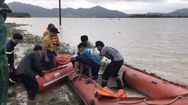 Hai người gặp nạn vì đánh bắt cá trong mưa lũ