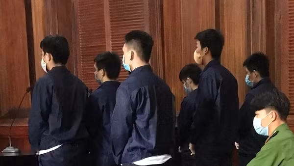 Một tiếng nẹt pô, 7 người lãnh 65 năm tù