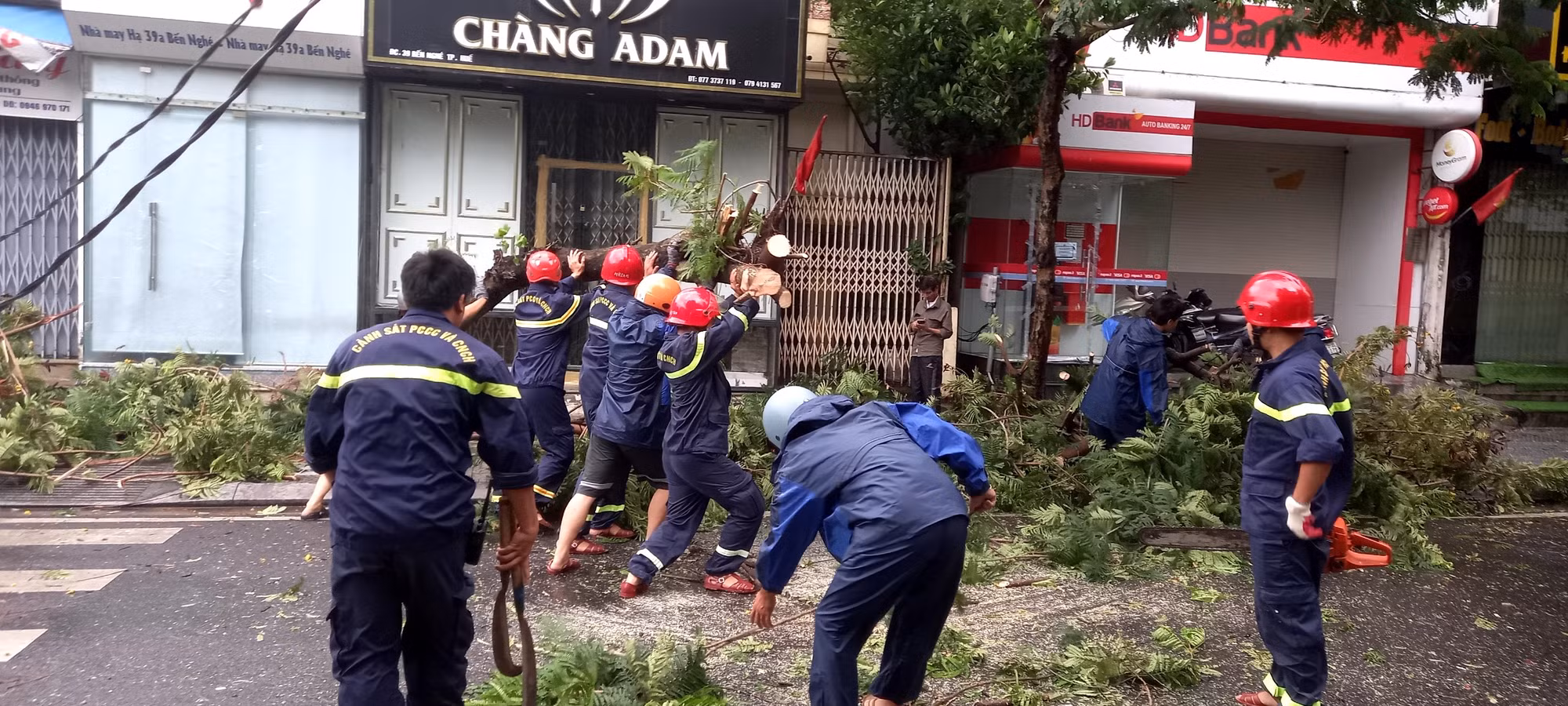 Lực lượng Công an khẩn trương tham gia khắc phục hậu quả của bão số 4 -0