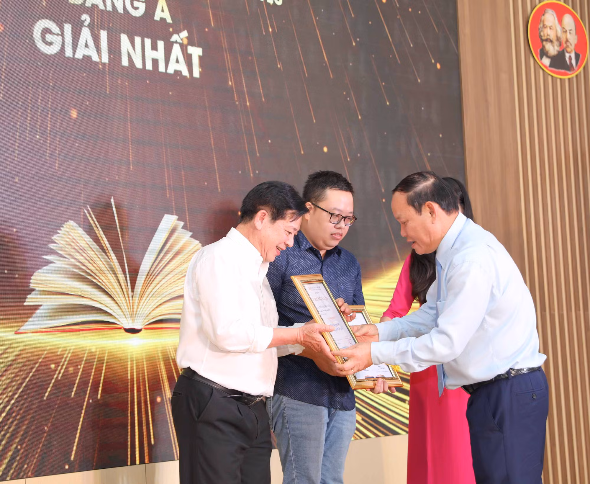 Trao giải thưởng cuộc thi sáng tác 