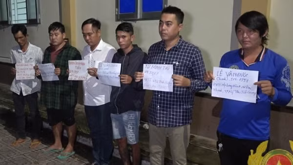 Nhóm cho vay lãi nặng ném mắm tôm vào nhà dân