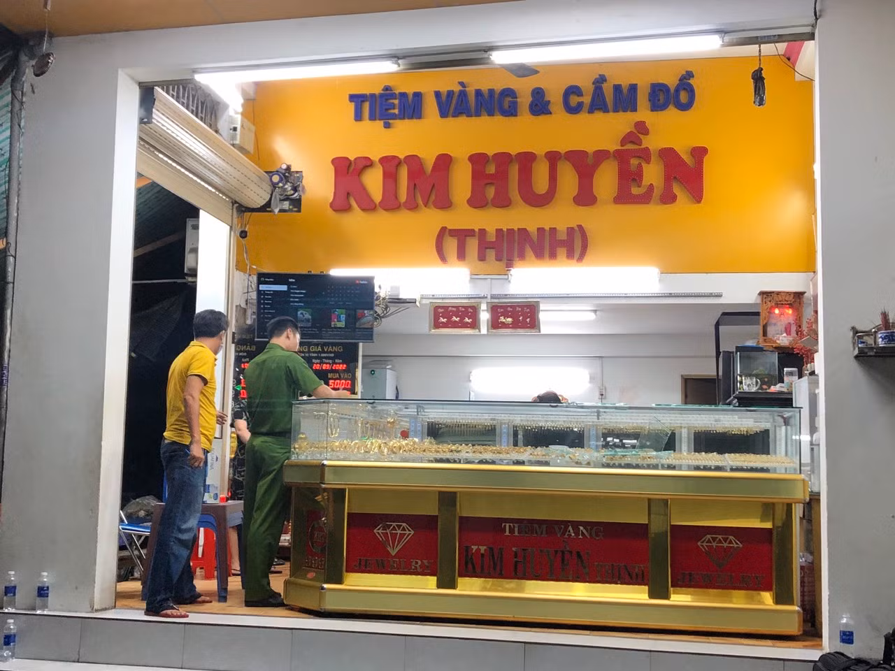 Gã bán trái&nbsp;cây dùng đá để cướp tiệm vàng -0
