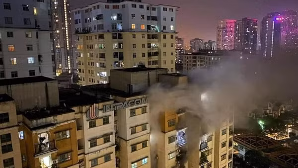 Hà Nội: Chung cư bùng cháy, người dân tháo chạy trong đêm