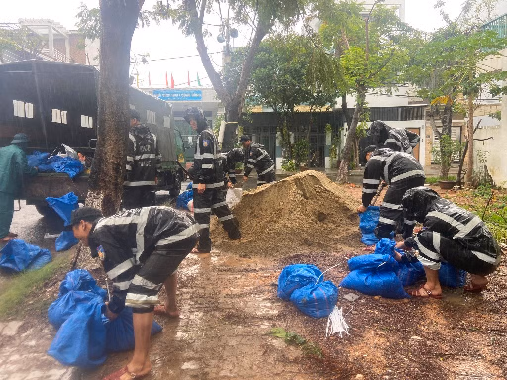 Tiểu đoàn Cảnh sát đặc nhiệm số 3, Bộ Tư lệnh Cảnh sát cơ động “thần tốc” giúp nhân dân phòng, chống siêu bão số 4 -1