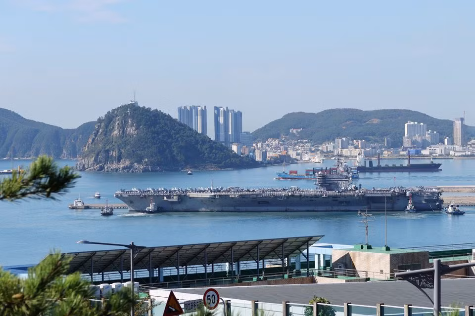 Tàu sân bay Mỹ cập cảng Hàn Quốc, gửi thông điệp mạnh mẽ đến Triều Tiên -0