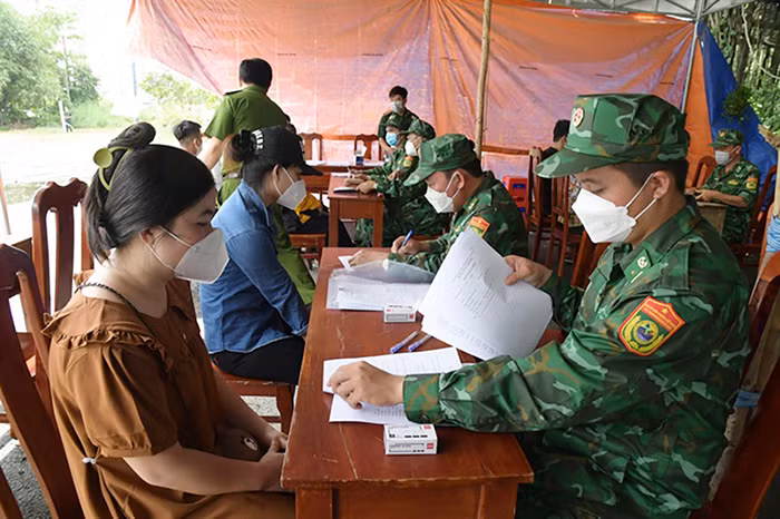 Chua chát trở về từ “thiên đường việc nhẹ lương cao” -0