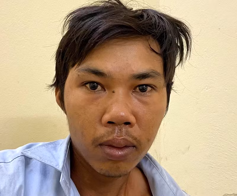 Bắt đối tượng truy nã khi đang lang thang ở vườn hoa công viên -0