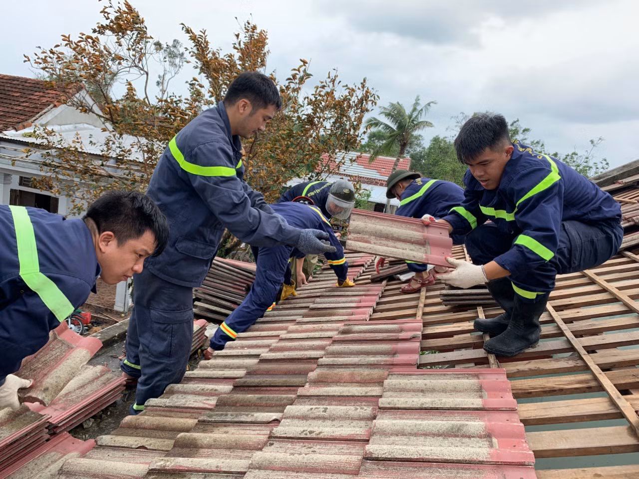 Những hình ảnh đẹp của lực lượng Công an giúp dân khắc phục hậu quả sau bão số 4 -1