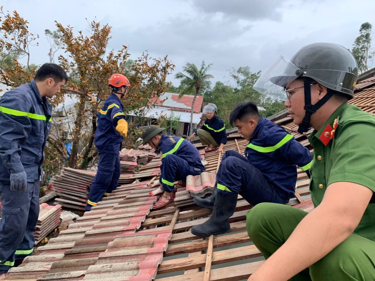 Những hình ảnh đẹp của lực lượng Công an giúp dân khắc phục hậu quả sau bão số 4 -0