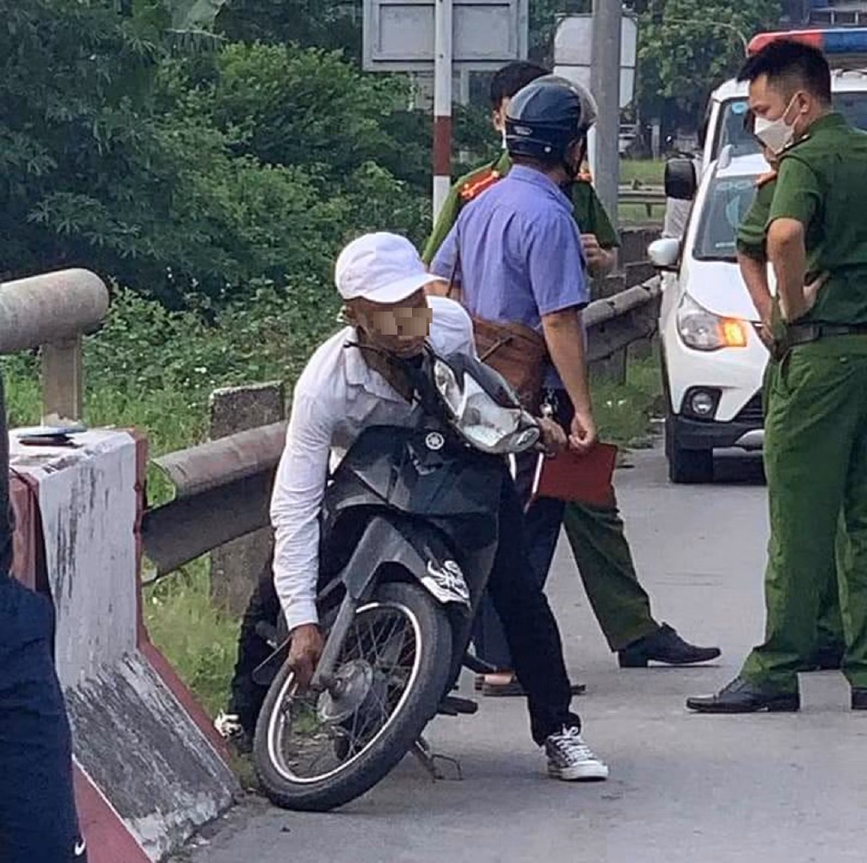 Xác minh nguyên nhân người đàn ông tử vong trong tư thế ngồi trên xe máy -0