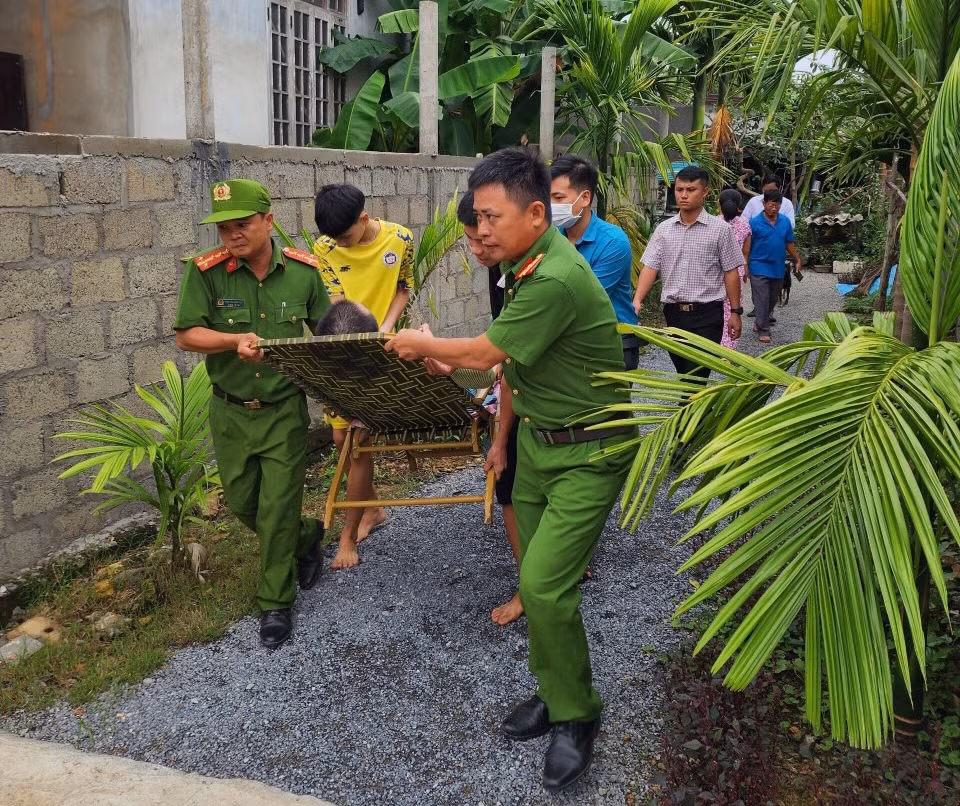 Công an đưa nhiều người tàn tật đi tránh bão, cấm đường lên các thủy điện -0
