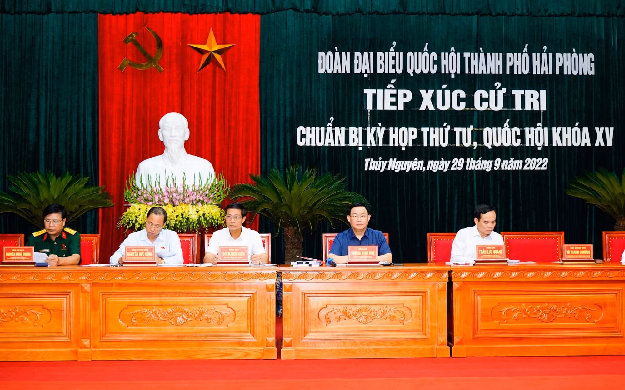 Chủ tịch Quốc hội Vương Đình Huệ tiếp xúc cử tri tại Hải Phòng -0