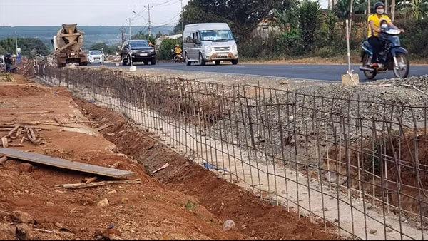 Nguy cơ mất an toàn giao thông tại dự án thi công Quốc lộ 19