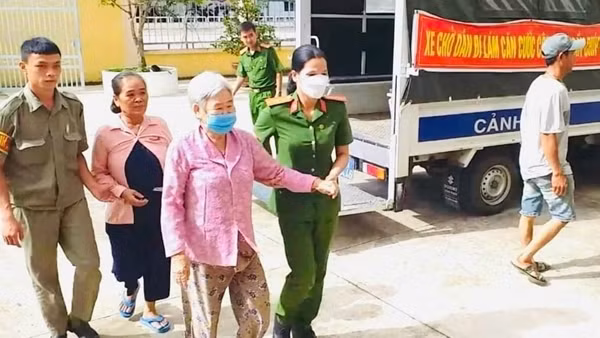 Vượt núi rừng làm thủ tục cấp căn cước cho đồng bào