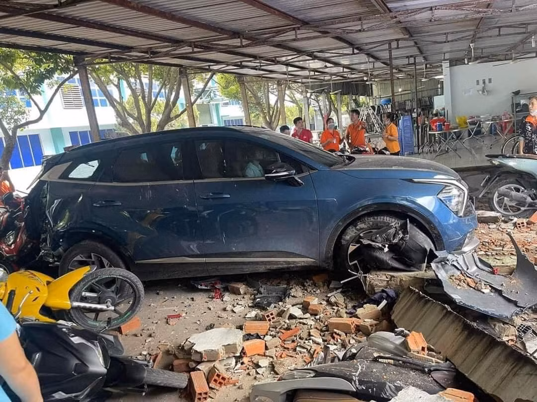 Lùi xe mất kiểm soát, tông sập tường công ty đối diện -0