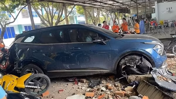 Vừa lấy biển số, lùi xe, tông sập tường công ty đối diện