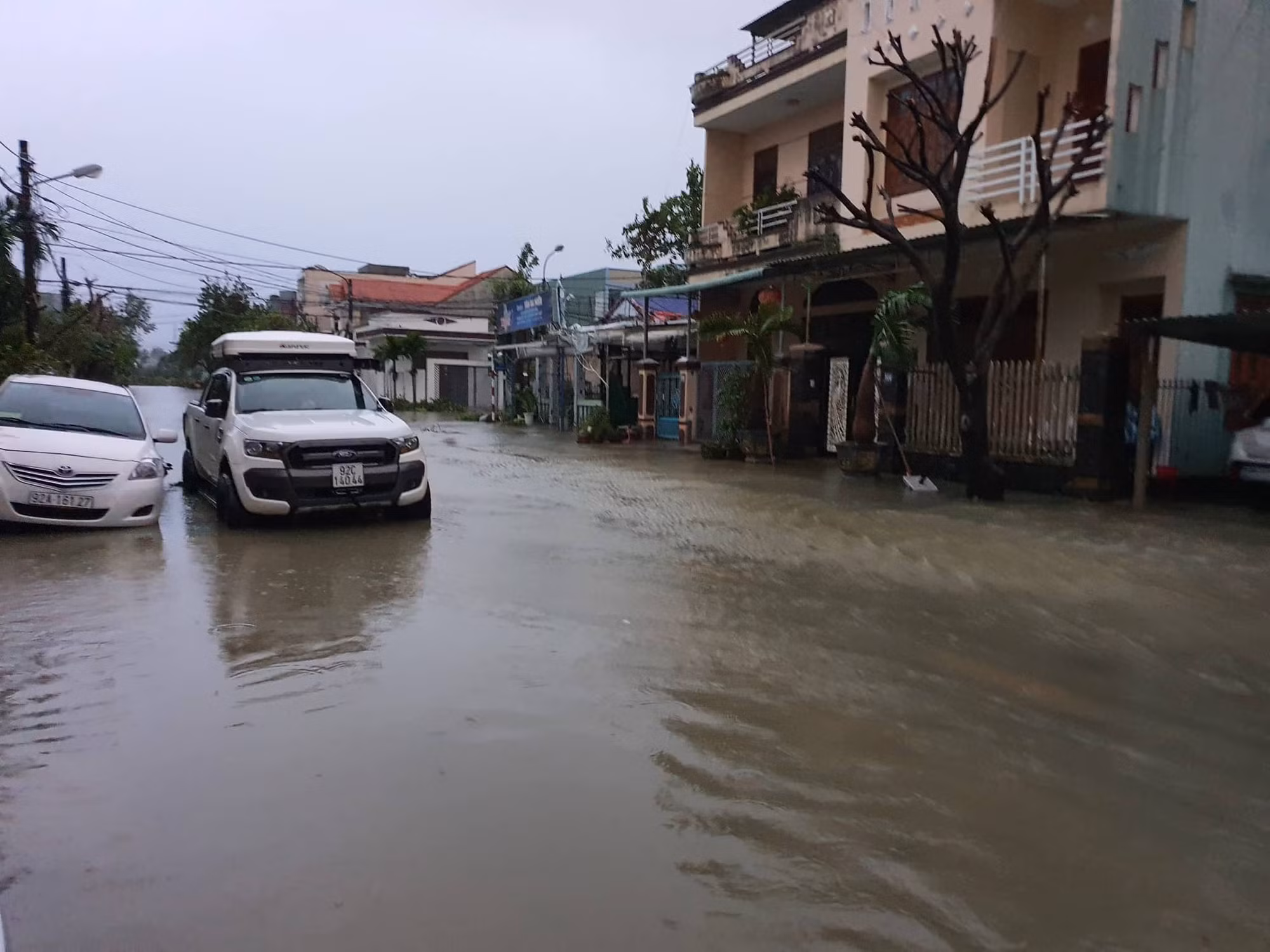 Bão mạnh kèm mưa lớn, hàng loạt nhà tốc mái -0