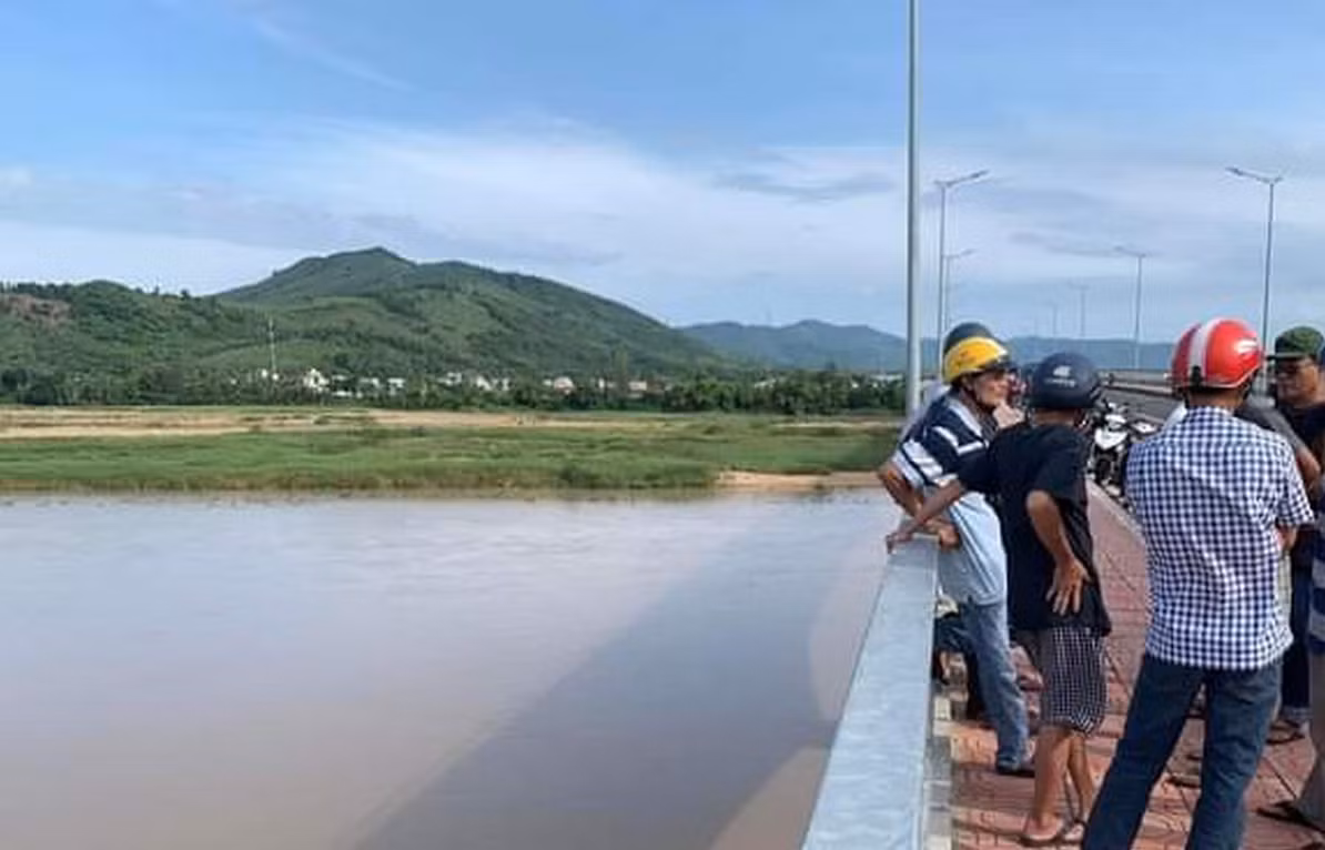 Tìm thấy thi thể người bỏ xe máy trên cầu Dinh Ông lúc nửa đêm -0