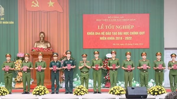 Học viện CSND trao bằng tốt nghiệp cho 300 sinh viên