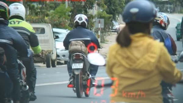 “Phượt thủ” phóng xe như bay gây náo loạn Quốc lộ 20