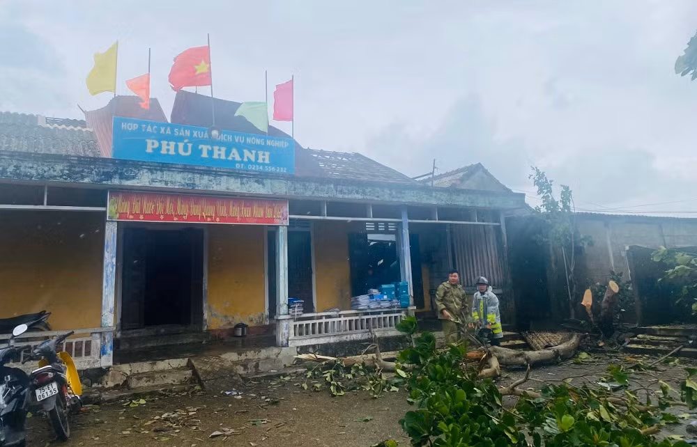 Hàng trăm nhà dân ở Huế tốc mái, 5 người bị thương ảnh 4 Công an khẩn trương “cứu” 130 tấn lúa -0