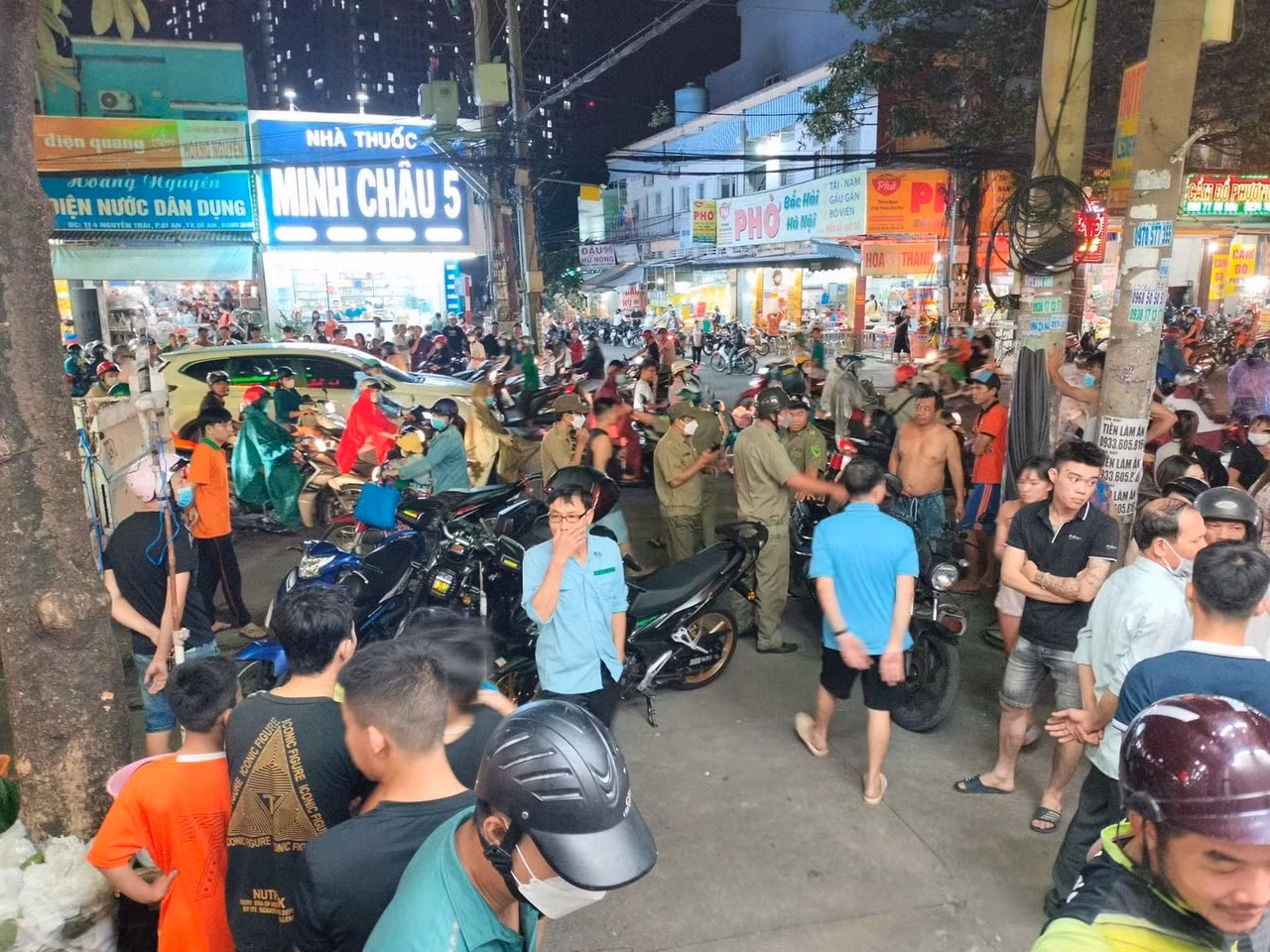 Gã bán trái&nbsp;cây dùng đá để cướp tiệm vàng -1