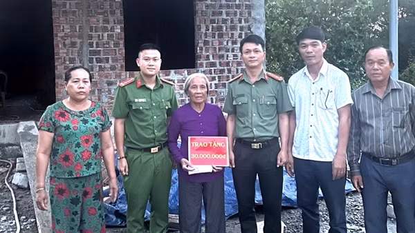 Công an xã vận động 30 triệu đồng giúp vợ liệt sĩ hoàn thiện ngôi nhà dang dở