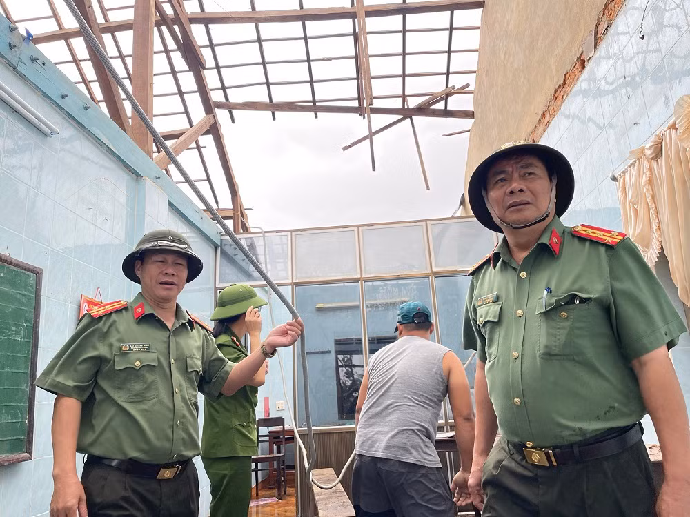 Hàng trăm nhà dân ở Huế tốc mái, 5 người bị thương ảnh 5 Công an khẩn trương “cứu” 130 tấn lúa -0