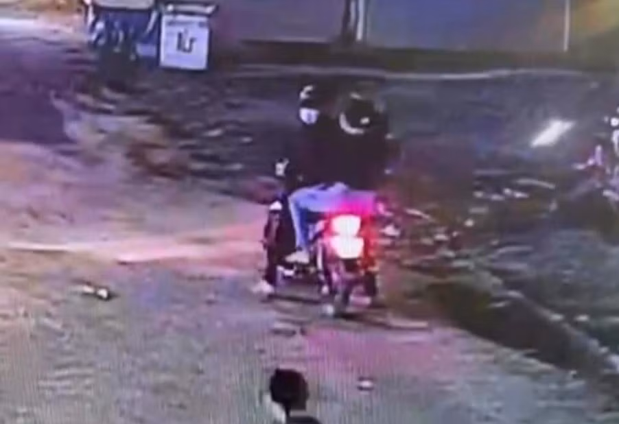 Đang làm rõ vụ bé gái 13 tuổi theo người ông lạ mặt mất tích nhiều ngày -0