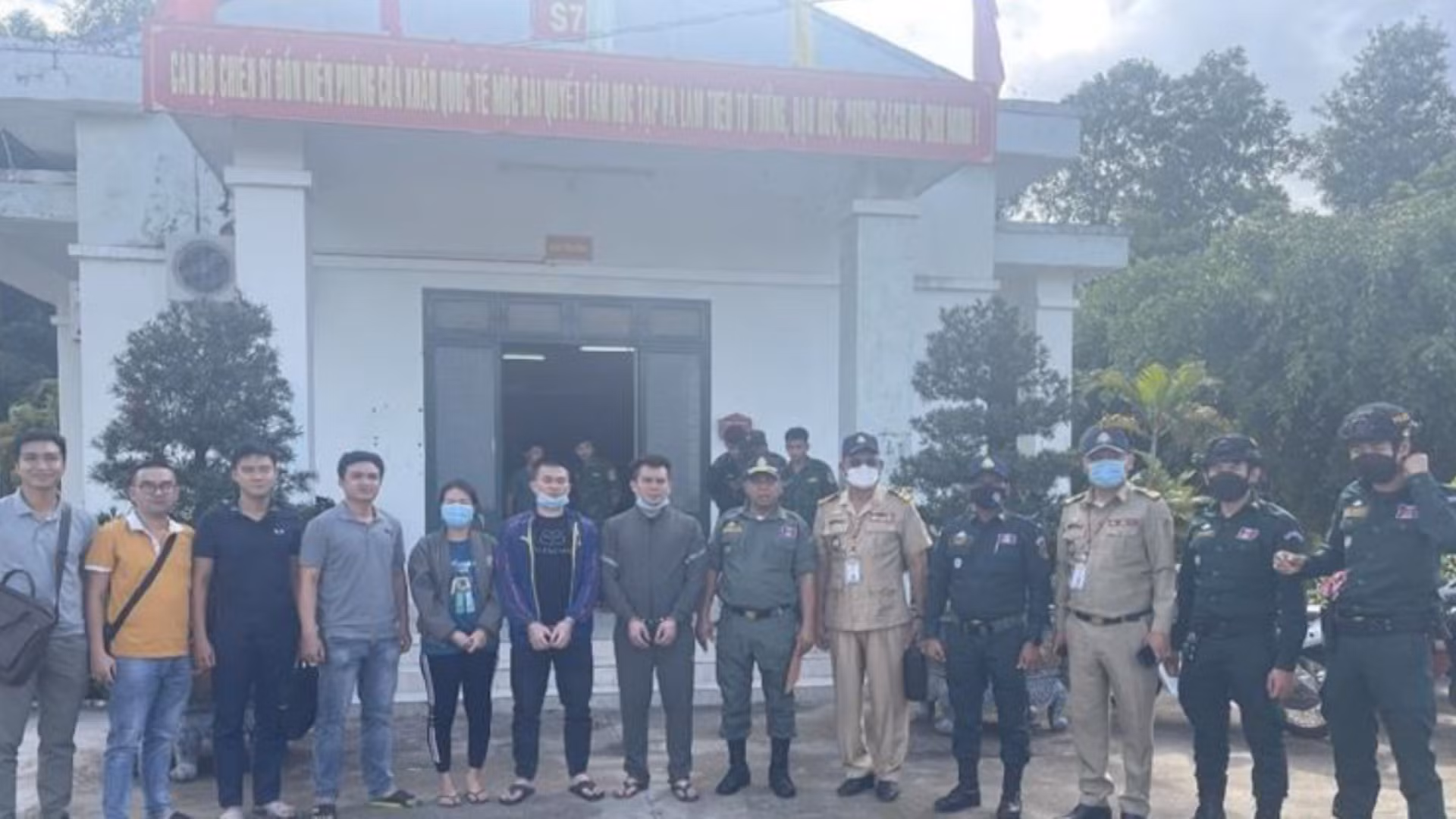 Khởi tố 11 đối tượng trong đường dây đưa người xuất cảnh trái phép và mua bán người -0