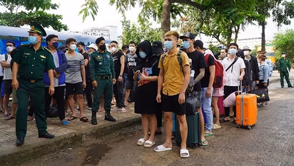 Chua chát trở về từ “thiên đường việc nhẹ lương cao”