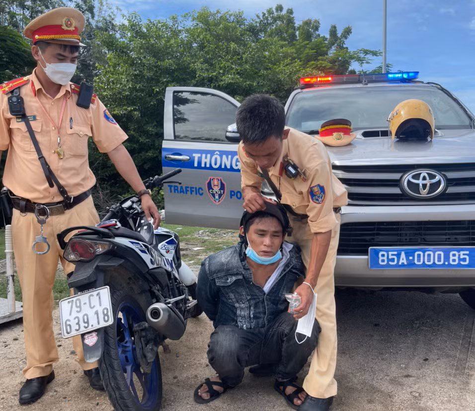  Bắt đối tượng tàng trữ chất ma túy “đua” tốc độ xe máy trên đường -0