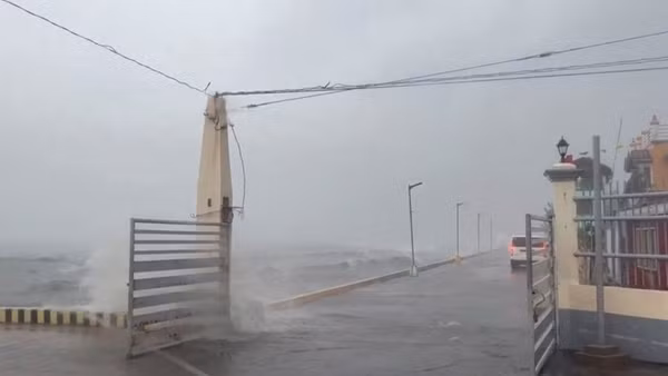 Siêu bão Noru mạnh lên, người Philippines vội vã sơ tán