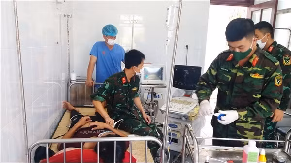 Bệnh xá đảo Song Tử Tây kịp thời cấp cứu ngư dân bị tai nạn lao động