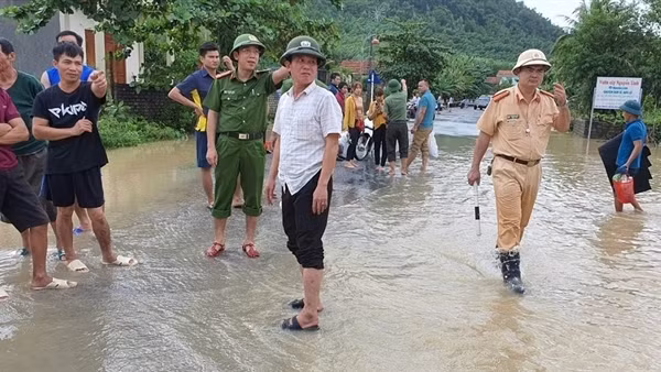 Chung tay giúp dân khắc phục hậu quả mưa bão