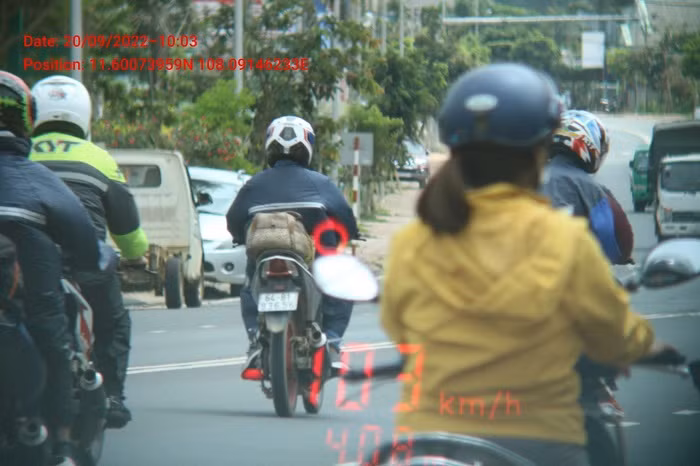 20 “phượt thủ” phóng xe như bay gây náo loạn QL20 -0