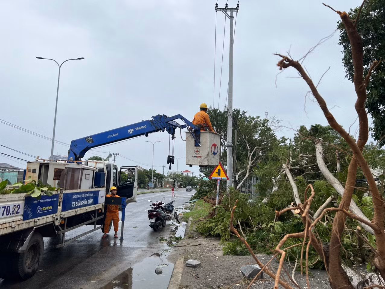 Bão số 4 Noru gây gián đoạn cấp điện tại nhiều tỉnh, thành phố -0
