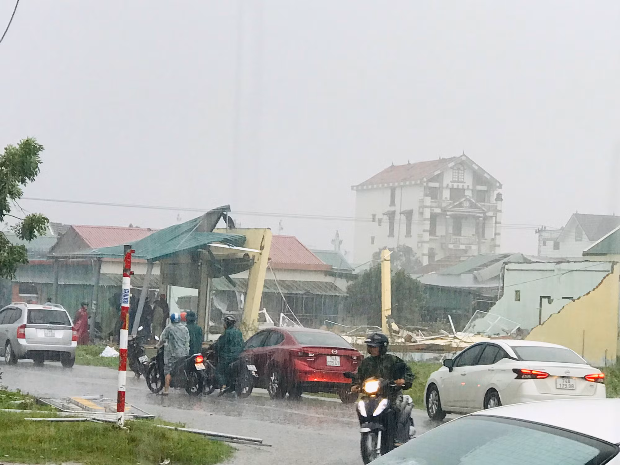 4 người dân bị thương, thị trấn biển Cửa Việt, Quảng Trị tan hoang do siêu bão số 4 -1