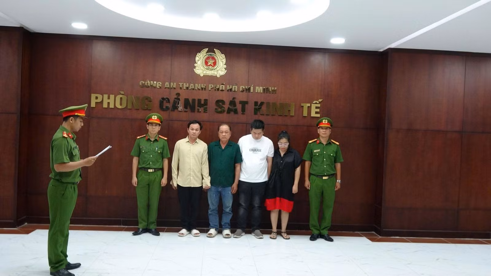 Triệt phá đường dây sản xuất giấm giả từ acid công nghiệp tại TP Hồ Chí Minh -2