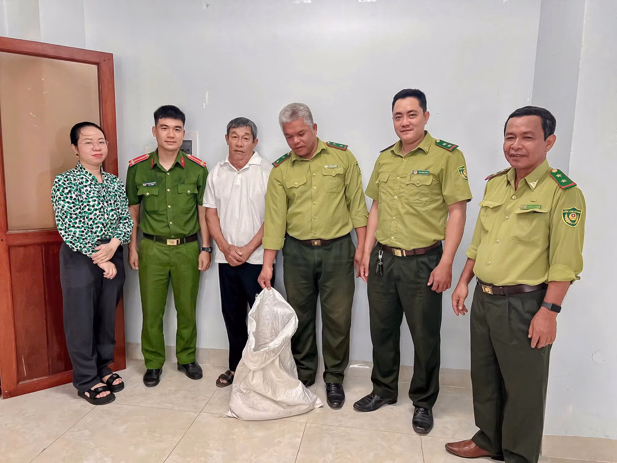 Bắt được trăn đất quý hiếm trong vườn nhà, người dân trình báo Công an -0
