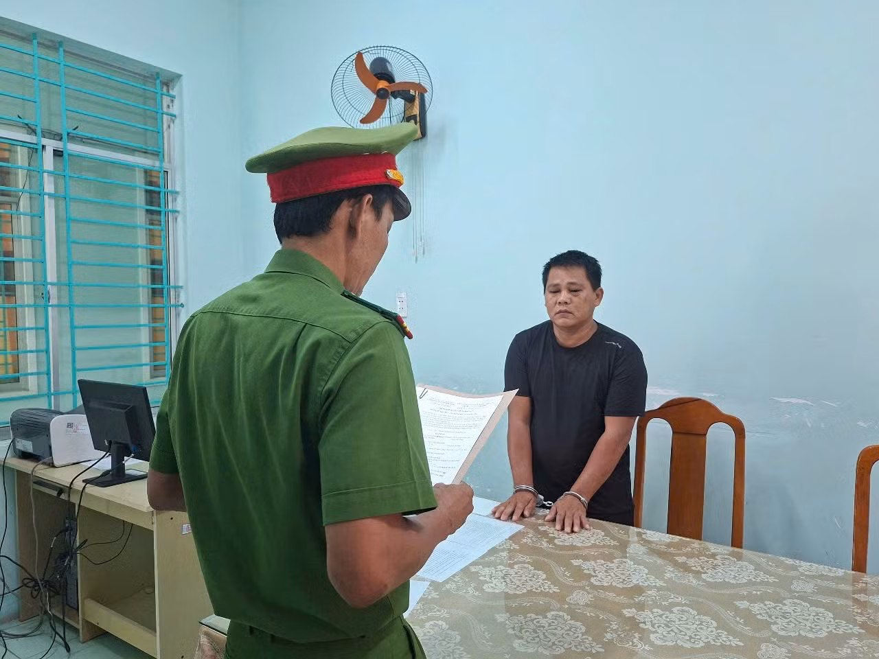 Quảng Ngãi: Bắt tạm giam đối tượng uống rượu say, cản trở đưa người đi cấp cứu và đập phá xe cứu thương -0