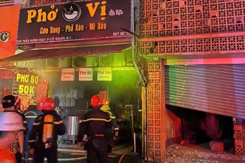 Giải cứu 4 người thoát khỏi đám cháy căn nhà 4 tầng dùng làm quán phở -0