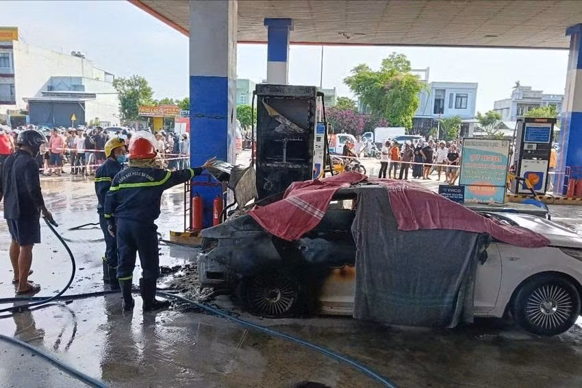 Đà Nẵng: Cháy ô tô tại cây xăng, 2 người tử vong -0