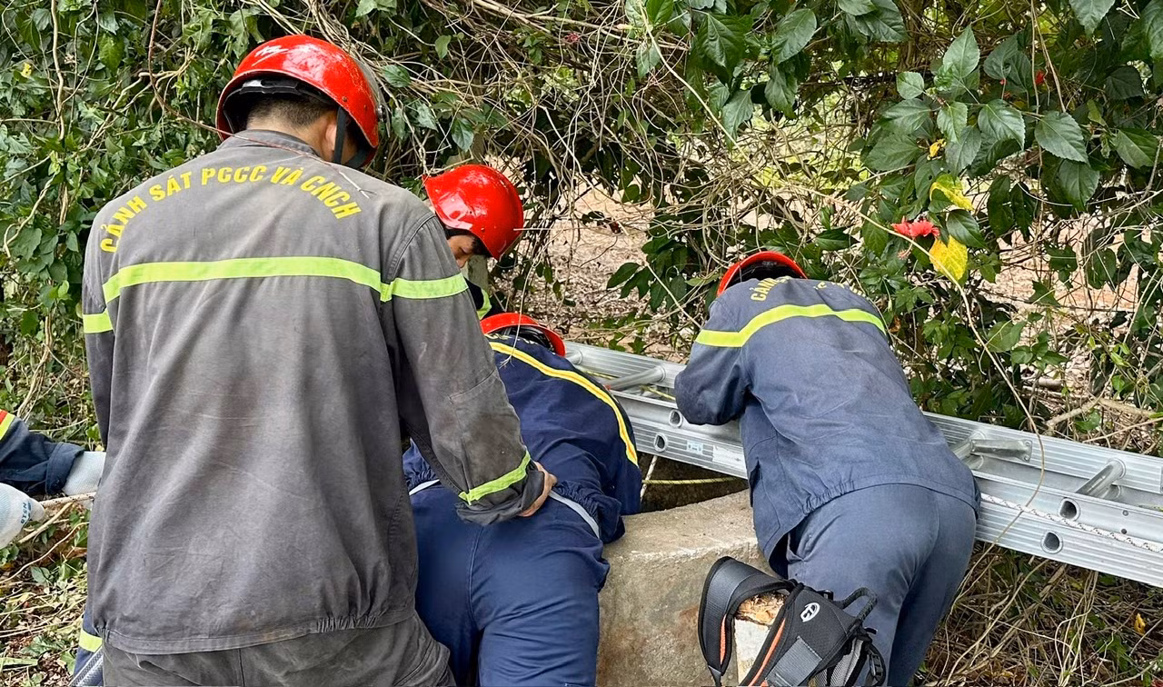Cảnh sát chui xuống giếng sâu 35 mét trong vườn cây cứu người đàn ông gặp nạn -0