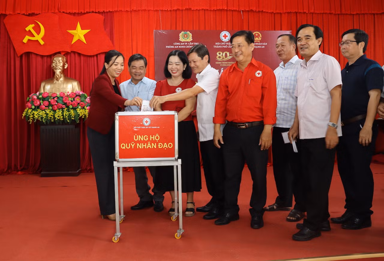 Công an TP Cần Thơ tổ chức khám bệnh, cấp phát thuốc miễn phí vùng đồng bào công giáo -0