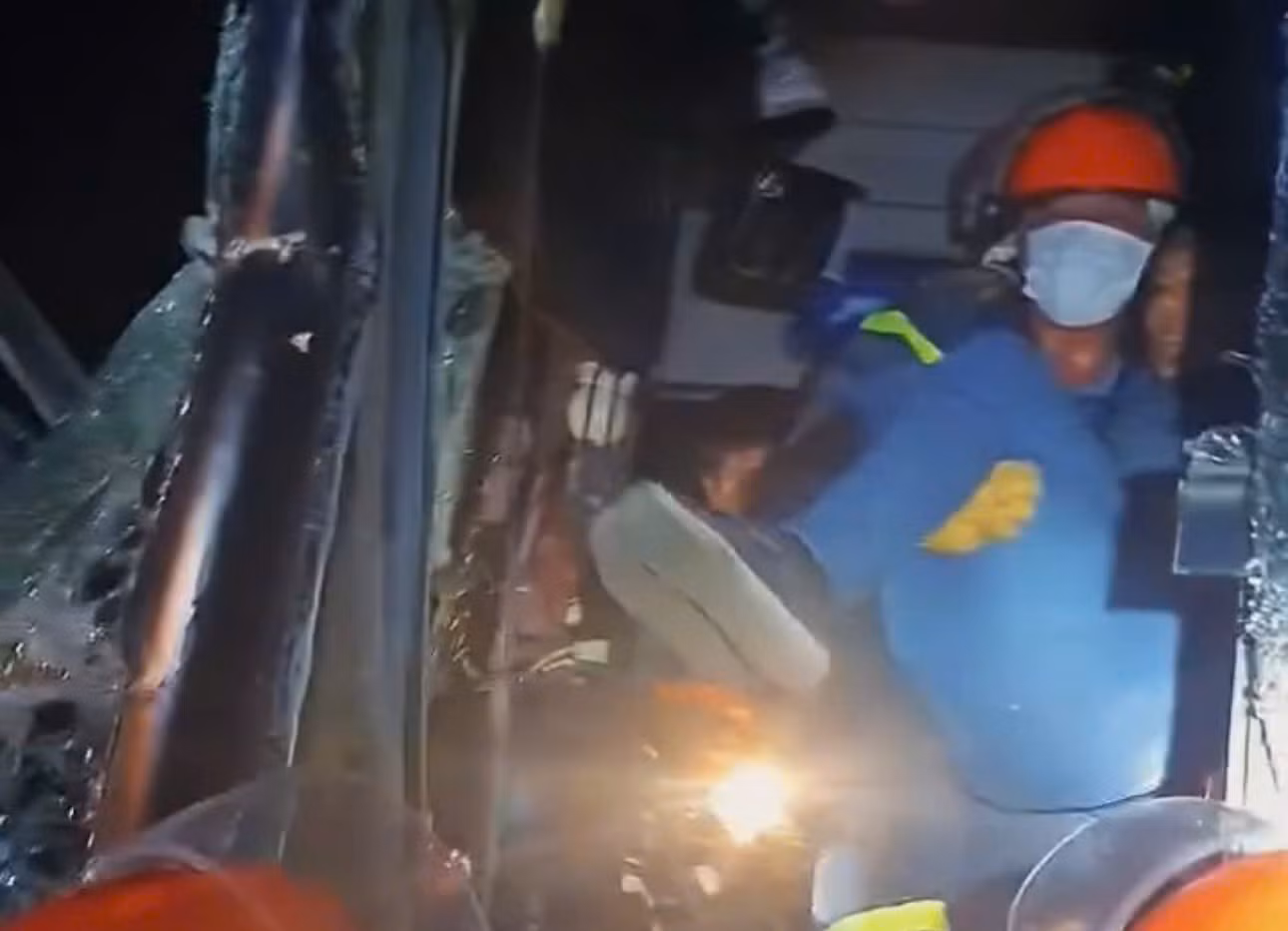 Giải cứu tài xế xe khách mắc kẹt trong cabin sau va chạm trên cao tốc -0