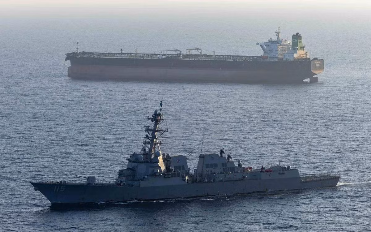 Giao tranh tái bùng phát, Iran nhắm bắn tàu chiến Mỹ -0