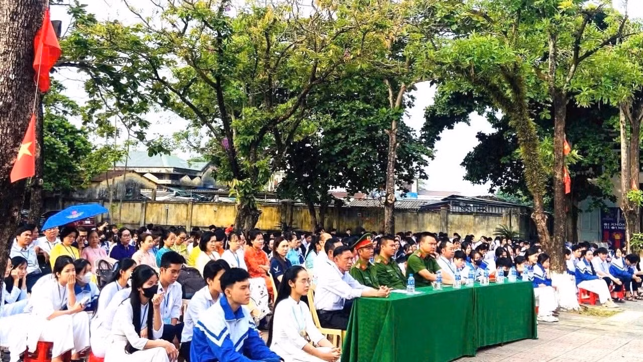 Giữ bình yên từ những con đường ở vùng quê “đất lửa” -0